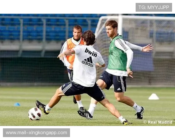 中场断球后快速反击训练：两次传球内形成射门机会成准则