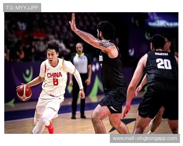 超远三分命中，全队冲上去抱他